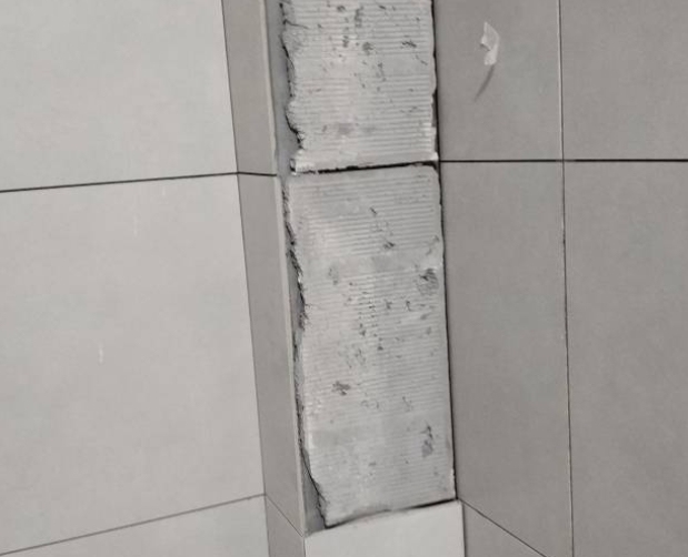 集美瓷砖空鼓维修公司分享下瓷砖施工前基层浇水润湿程度不足，可能导致以下问题